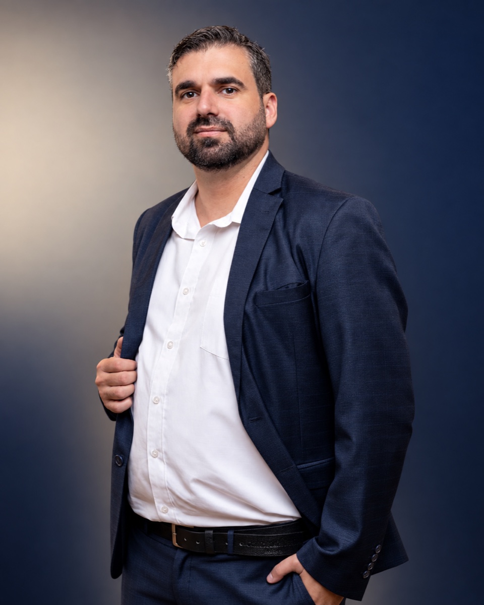 Roberval Júnior, CEO e contador do Grupo RJR, em retrato profissional.